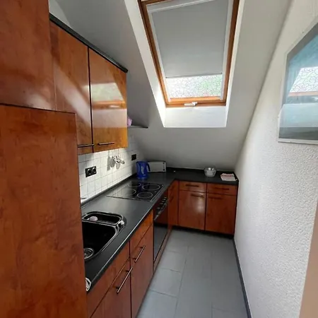Apartment 2-zimmer Im Dg Eines Zweifamilienhauses