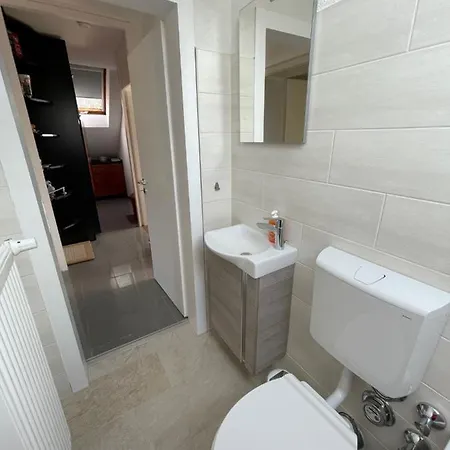 Apartment 2-zimmer Im Dg Eines Zweifamilienhauses *